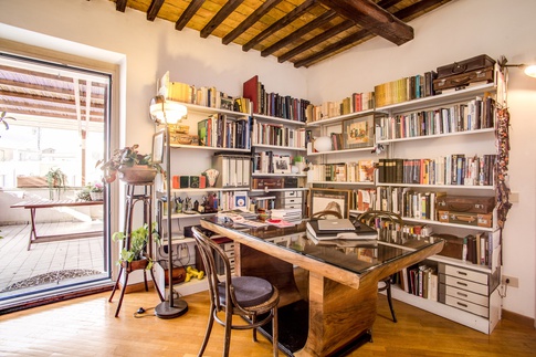 Soggiorno in stile coloniale di 35 di MOB Architects