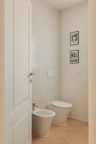 Bagno in stile minimal di 5 di Sofia Carta Studio