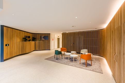 Ingresso in stile contemporaneo di 200 di Frame Farm - Architecture & Design