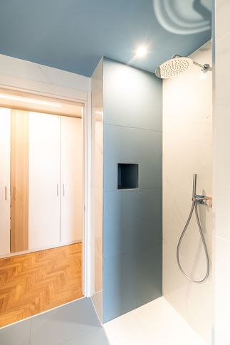Bagno in stile moderno di 6 di Bossi Vigorito Building Interior