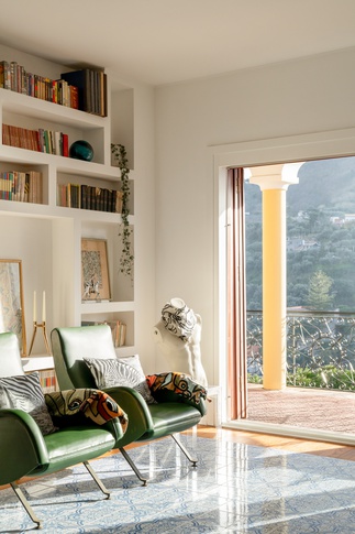 Soggiorno in stile mediterraneo di 36 di VALENTINA AUTIERO    architecture │ interiors │ design projects