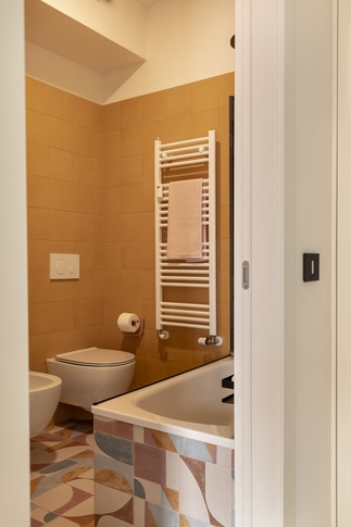 Bagno in stile moderno di 4 di Arch. Martina Pozzi MP_archistudio Bagno in stile moderno di 4 di Arch. Martina Pozzi MP_archistudio