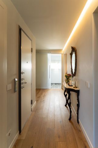 Ingresso in stile eclettico di 8 di Davide Gratteri Architetto Ingresso in stile eclettico di 8 di Davide Gratteri Architetto