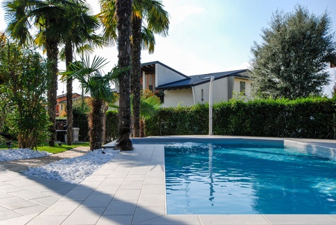 Piscina in stile moderno di 300 di Enzo Razzano Architettura
