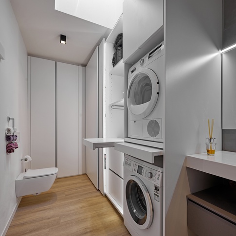 Lavanderia in stile contemporaneo di 8 di DQA Studio di architettura