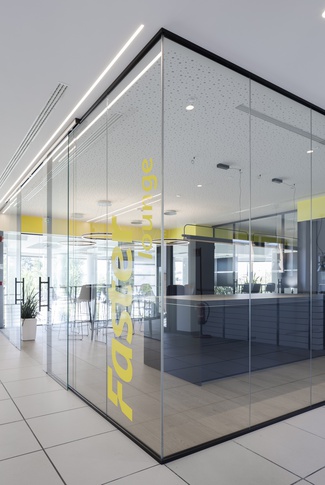 Open Space in stile contemporaneo di 40 di COBE architetti