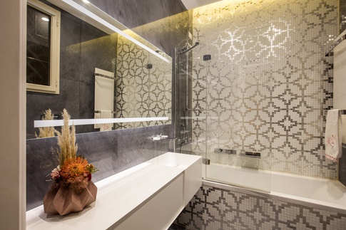 Bagno in stile contemporaneo di 6 di MOB Architects