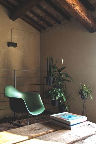 Open Space in stile naturale di 50 di VIU' STUDIO DI ARCHITETTURA