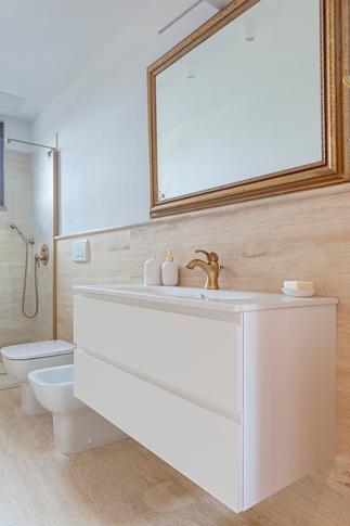 Bagno in stile moderno di 12 di Luca Bucciantini Architettura d' Interni