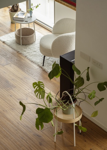 Soggiorno in stile moderno di 44 di NOMADE ARCHITETTURA