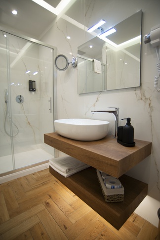 Bagno in stile art deco di 10 di Jerry Caputo & Partners