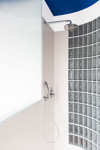 Bagno in stile contemporaneo di 25 di PERIMETRI studio