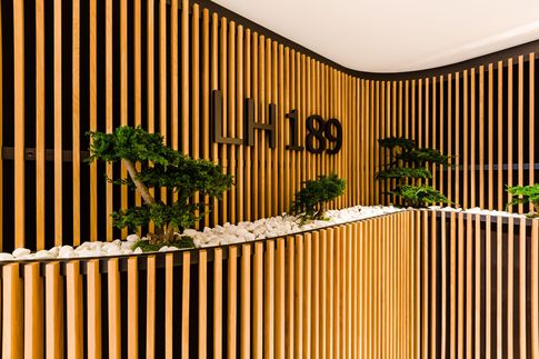 Ingresso in stile contemporaneo di 200 di Frame Farm - Architecture & Design