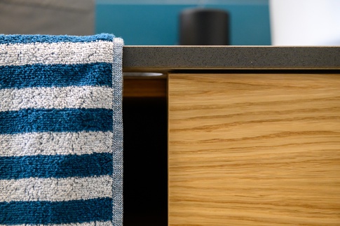 Bagno in stile contemporaneo di 12 di Re-Built Studio