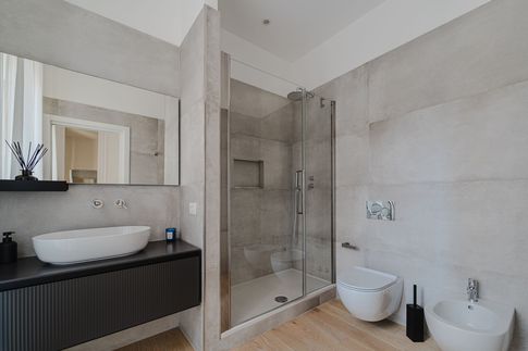 Bagno in stile contemporaneo di 6 di Technical Works SRL