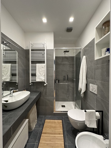 Bagno in stile moderno di 4 di Mir Group
