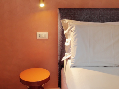 Camera da Letto in stile contemporaneo di 20 di Moltefacce SRL Camera da Letto in stile contemporaneo di 20 di Moltefacce SRL