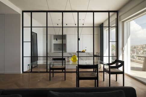 Open Space in stile contemporaneo di 81 di Paola Sola Architetto
