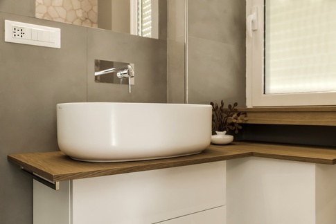 Bagno in stile contemporaneo di 3 di Zelda de Ruvo Architetto