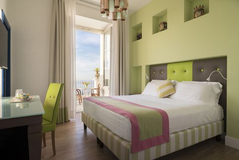 Camera da Letto in stile mediterraneo di 100 di Coluccio architetti