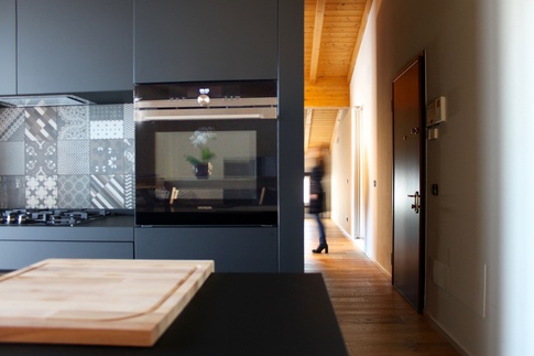 Open Space in stile moderno di 60 di SuMisura Architetti