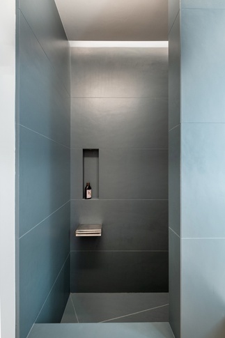 Bagno in stile moderno di 4 di Bossi Vigorito Building Interior Bagno in stile moderno di 4 di Bossi Vigorito Building Interior