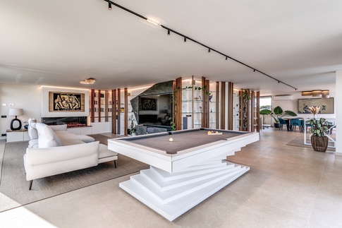 Open Space in stile moderno di 120 di MOB Architects