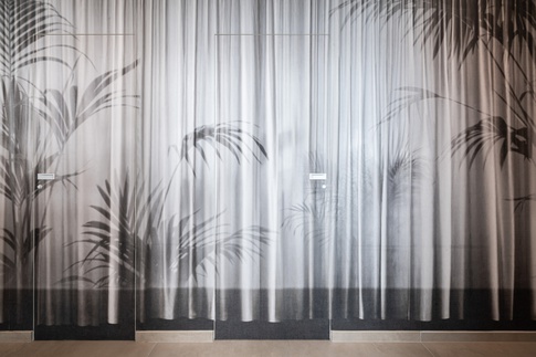 Corridoio in stile contemporaneo di 4 di MANUARINO architettura design comunicazione
