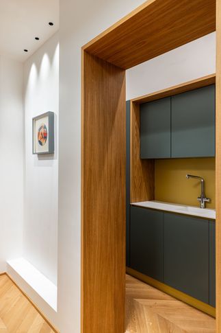 Cucina in stile contemporaneo di 5 di Archifacturing - Sara Cimarelli & Giorgio Opolka architetti