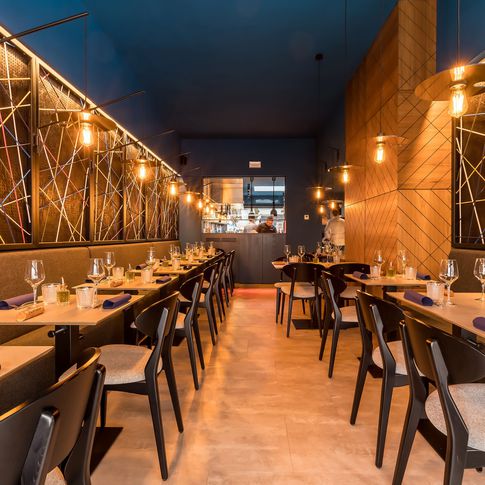Sala da Pranzo in stile moderno di 50 di Frame Farm - Architecture & Design