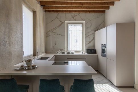 Open Space in stile moderno di 140 di CarnetCasa Open Space in stile moderno di 140 di CarnetCasa