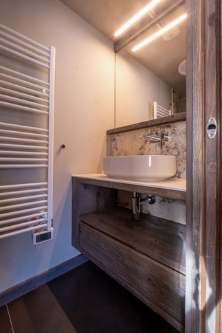 Bagno in stile moderno di 2 di Design Alpino