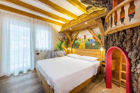 Camera da Letto in stile naturale di 10 di Arredamenti Andalo