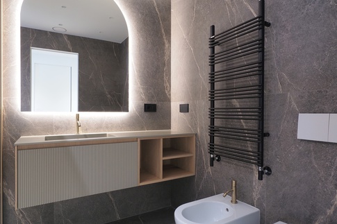 Bagno in stile moderno di 10 di Desearq studio - architettura e interior design