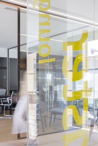 Open Space in stile contemporaneo di 40 di COBE architetti