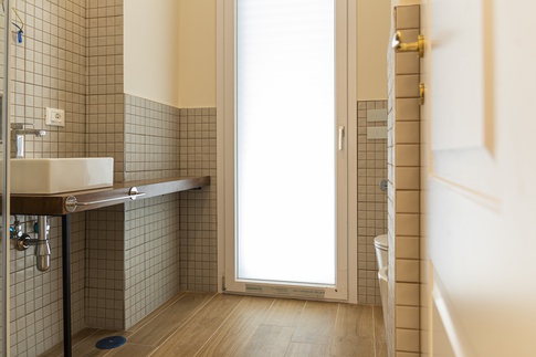 Bagno in stile contemporaneo di 4 di Carusone D+B