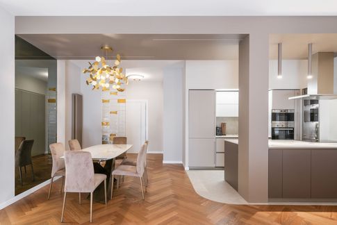 Soggiorno in stile contemporaneo di 55 di Caprioli Architetti