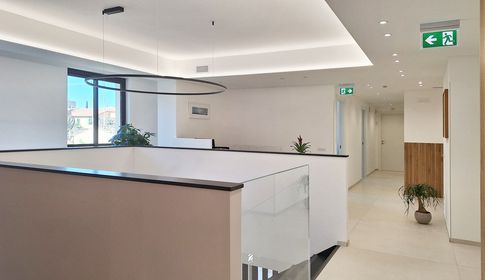 Corridoio in stile contemporaneo di 100 di ValentinaZoccoArchitetto