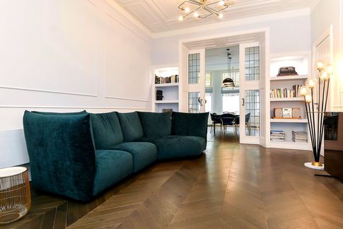 Soggiorno in stile moderno di 30 di Equus Architects