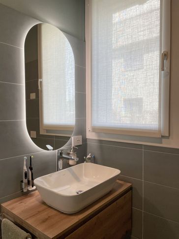 Bagno in stile moderno di 5 di Silvia Aquilani . Design studio