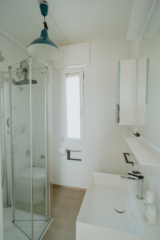 Bagno in stile contemporaneo di 4 di Gianluigi Sputore Architetto