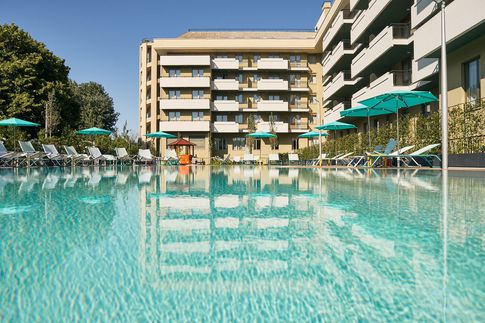 Piscina in stile contemporaneo di 1 di Lorenzo Franzi | Fotografia