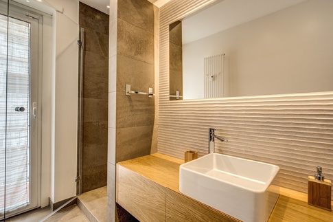 Bagno in stile contemporaneo di 6 di MOB Architects Bagno in stile contemporaneo di 6 di MOB Architects