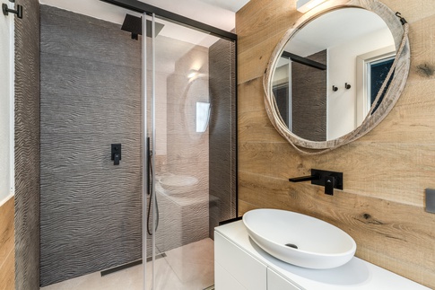 Bagno in stile contemporaneo di 4 di MOB Architects