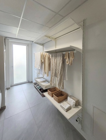 Lavanderia in stile contemporaneo di 8 di Studio MAC