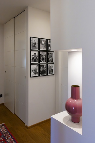 Corridoio in stile contemporaneo di 9 di Studio MAC