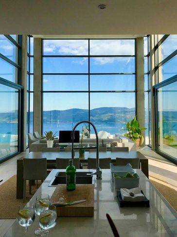 Facciata in stile contemporaneo di null di Čekada Arhitekti