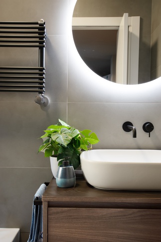 Bagno in stile contemporaneo di 5 di architetto Caterina Martini Bagno in stile contemporaneo di 5 di architetto Caterina Martini