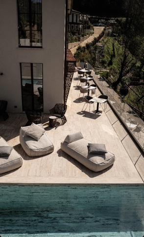 Piscina in stile contemporaneo di 8000 di EmmePi Architettura