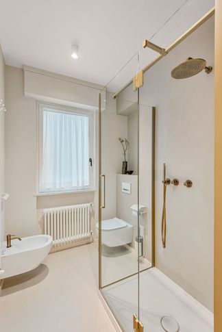 Bagno in stile minimal di 6 di Sofia Carta Studio